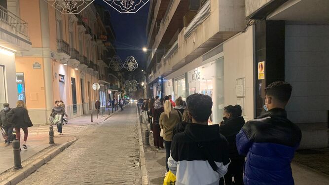 Colas en las tiendas de  Granada antes del cierre del comercio el martes
