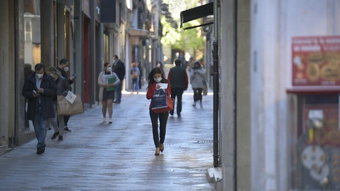 Fotos: as&iacute; est&aacute;n las calles de Granada horas antes de que cierren comercios y bares