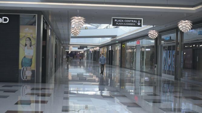 Fotos: El centro comercial Nevada mantiene un h&aacute;lito de vida el primer d&iacute;a del cierre de comercios
