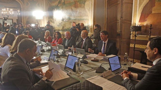 Una de las primeras reuniones del Consejo de Gobierno.