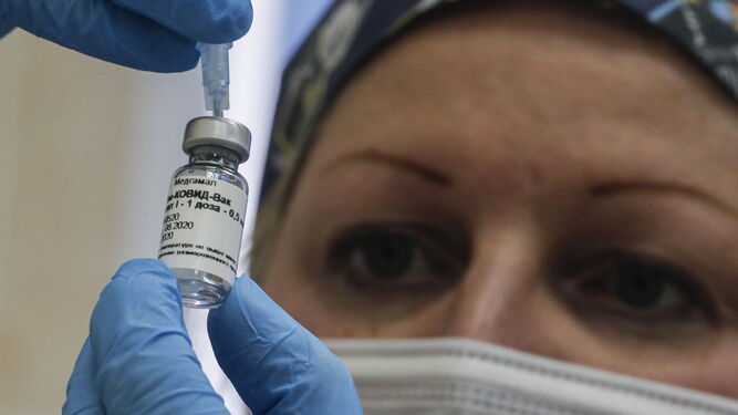 Una practicante prepara una dosis de la Sputnik V, vacuna rusa contra el coronavirus.