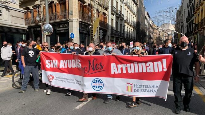 La manifestación de la hostelería por el centro de Granada