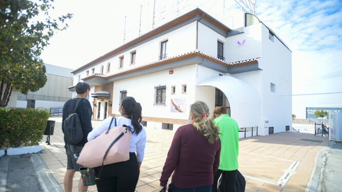 Cuatro de las once personas que ya habitan el nuevo albergue de Manuela Fundación en Granada.