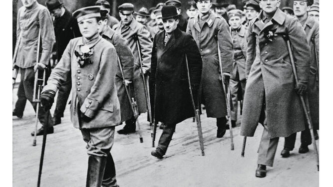 Desfile con combatientes mutilados celebrado en París tras el final de la Primera Guerra Mundial.