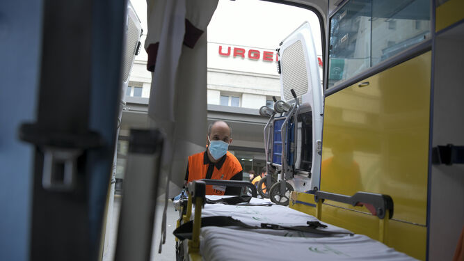 Un conductor de ambulancia en las Urgencias del Virgen de las Nieves