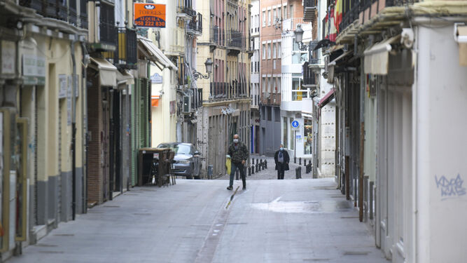 Aspecto desolado de una calle del centro histórico de Granada