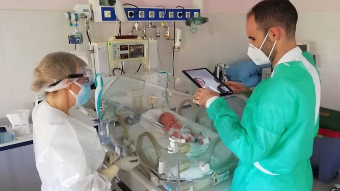 Una de las videollamadas entre el personal de enfermería y los padres del bebé prematuro