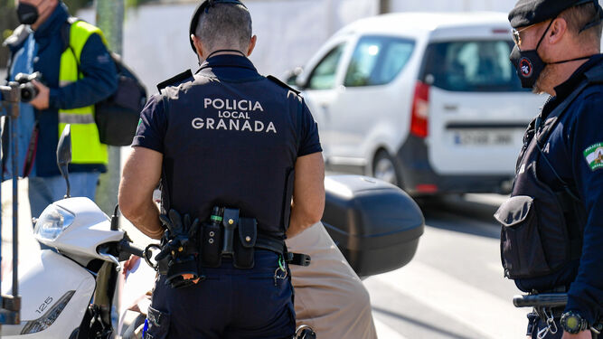 Dos agentes de la Policía Local de Granada.