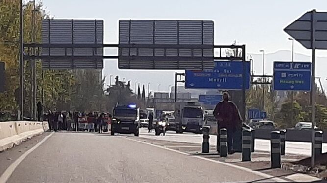 Los hosteleros de Granada cortan la autovía en su protesta contra el cierre de los negocios