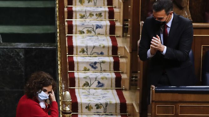 Pedro Sánchez aplaude a María Jesús Montero, ministra de Hacienda