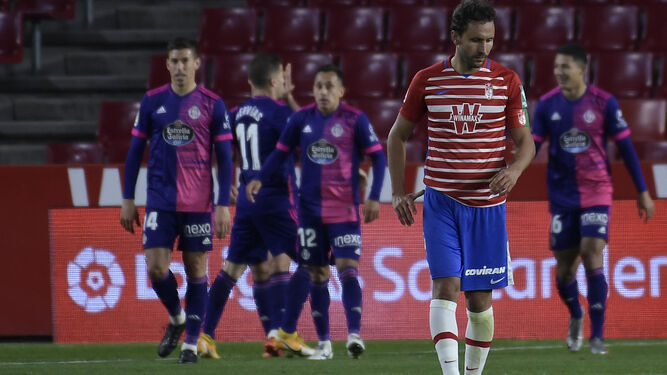 Germán, desolado, mientras los jugadores del Valladolid celebran un gol