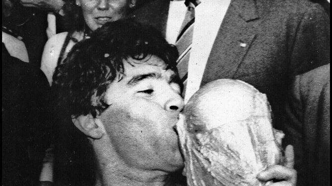 Maradona besa la Copa del Mundo del 86 celebrado en M&eacute;xico, famoso por la 'mano de Dios'..