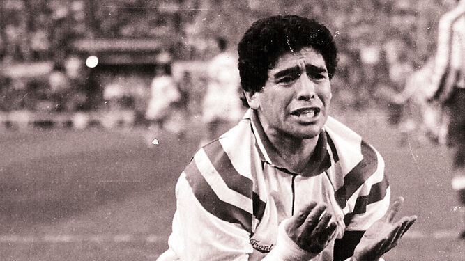 Maradona jug&oacute; 29 partidos con el Sevilla