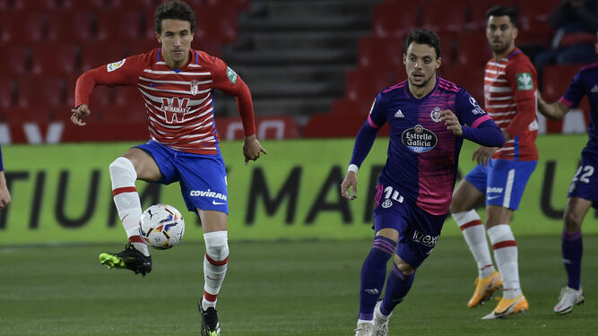 Luis Milla controla el balón en el partido ante el Valladolid.
