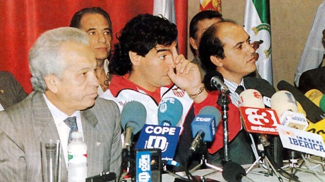 Maradona, en su presentaci&oacute;n junto a Luis Cuervas y Joa&eacute; Mar&iacute;a del Nido.