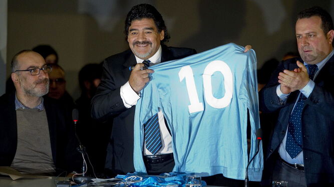 Maradona, en 2013, en un homenaje en N&aacute;poles.