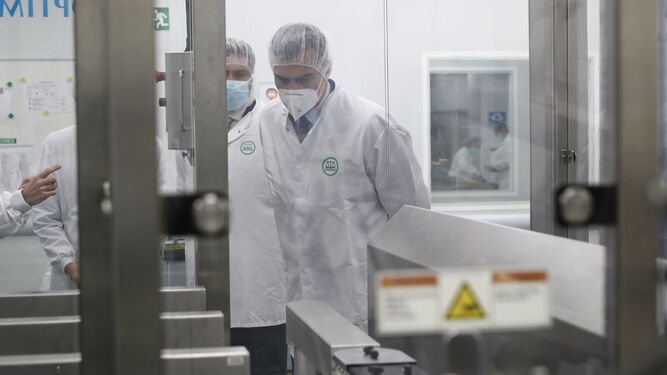 El presidente del Gobierno, Pedro Sánchez, durante su visita a la fábrica de Laboratorios Farmacéuticos Rovi, donde se fabricarán viales para una de las vacunas del coronavirus, en San Sebastián de los Reyes (Madrid).