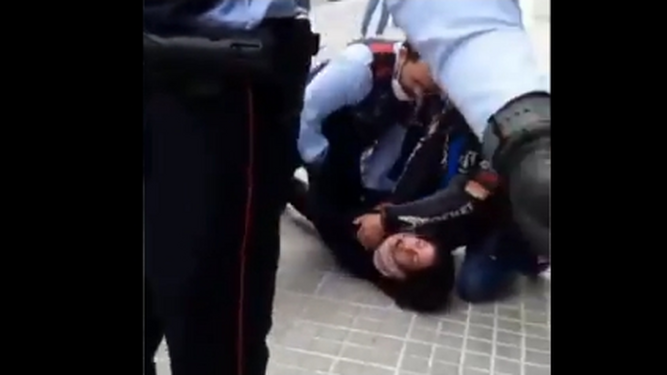 Polémica por la forma de reducir a una joven con una pistola Taser en Sabadell