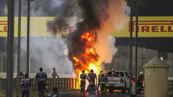 Momento en el que el monoplaza de Grosjean sale ardiendo al inicio del Gran Premio de Baréin.