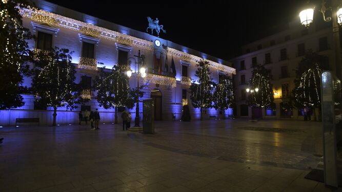 La fachada del Ayuntamiento de Granada con la iluminación navideña
