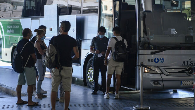 El Consorcio Metropolitano de Transportes de Granada refuerza sus servicios tras la reapertura de negocios