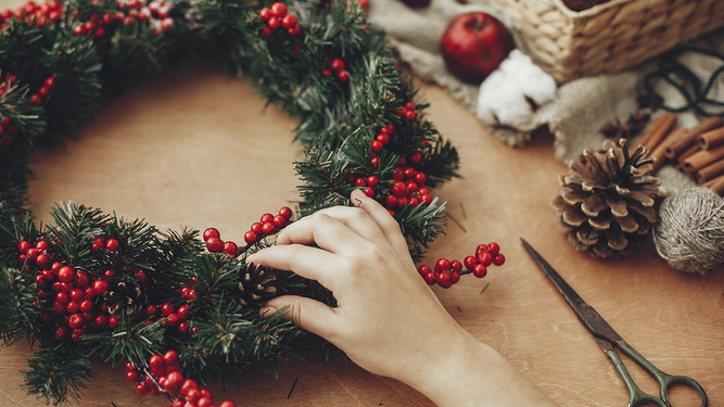 Elaborar la decoración de Navidad de forma artesanal es una forma de realizar actividades en familia.