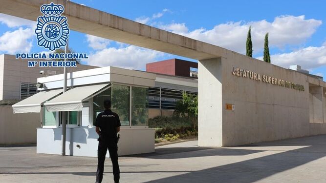 Un agente de la Policía Nacional de Granada frente a la Jefatura Superior de Andalucía Oriental.