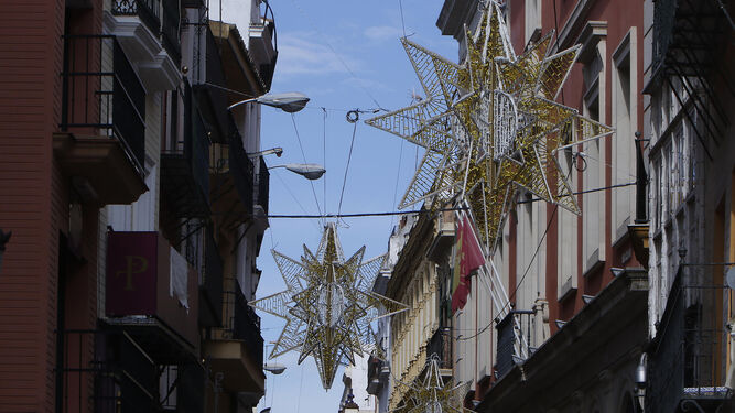 Imagen de las luces de Navidad que ha dispuesto el Ayuntamiento en una calle céntrica.