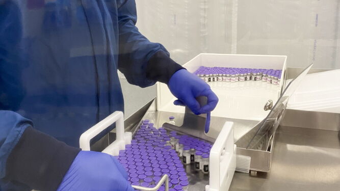 Un trabajador de Pfizer transporta varias dosis de la vacuna contras el coronavirus de la farmacéutica.