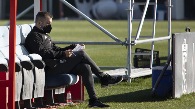 Diego Martínez examina sus notas durante el último entrenamiento antes del partido ante el PSV.