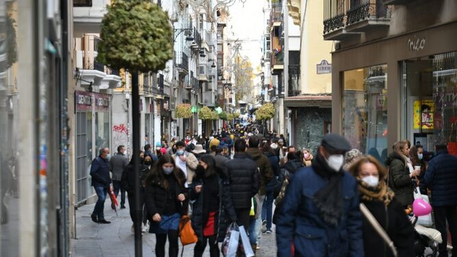 Granada llena las calles y los comercios el primer d&iacute;a del puente de diciembre