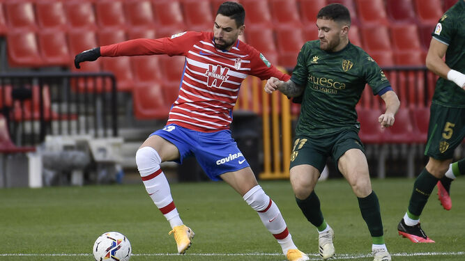 Antonio Puertas protege el balón ante un rival