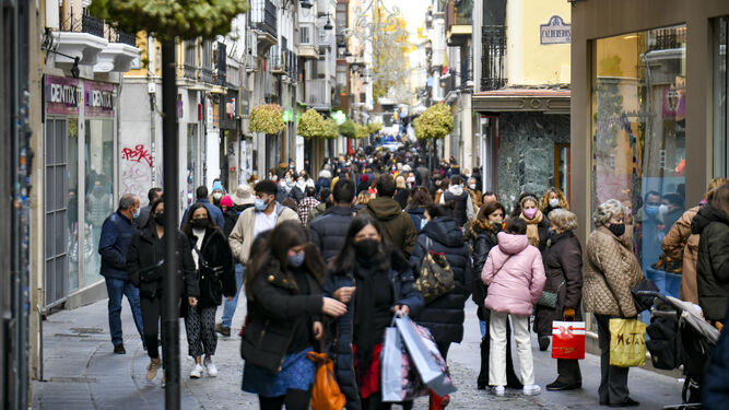 Aspecto de la céntrica calle Mesones en estos días repleta de viandantes y compradores