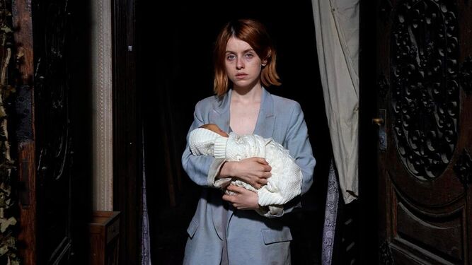 Rosie Day con su bebé en brazos en una imagen del filme de Bajo Ulloa.