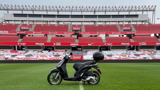 Los jugadores del Granada CF le regalan una moto a un empleado al que se la habían robado