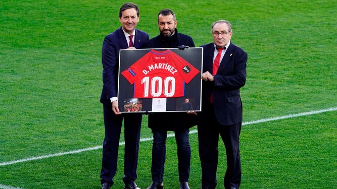 Diego Martínez recibió un recuerdo tras alcanzar los cien partidos con el club