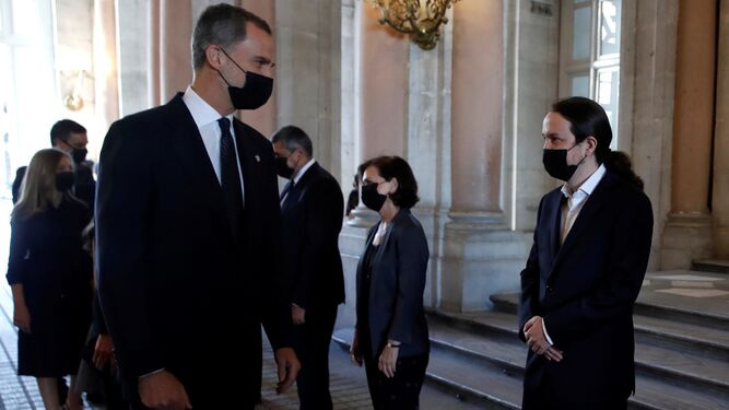 El rey Felipe VI saluda al vicepresidente segundo del Gobierno, Pablo Iglesias, durante un acto de homenaje a víctimas de la pandemia.