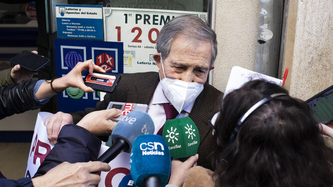 Enrique Requena, a la puerta de su despacho del lotería del centro de Granada.