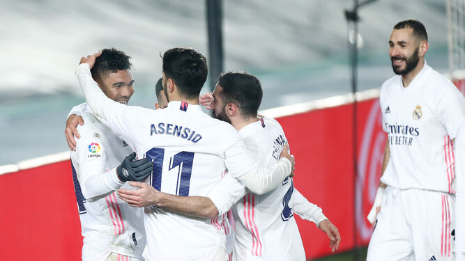 Los jugadores del Real Madrid celebran su segundo gol ante el Granada.