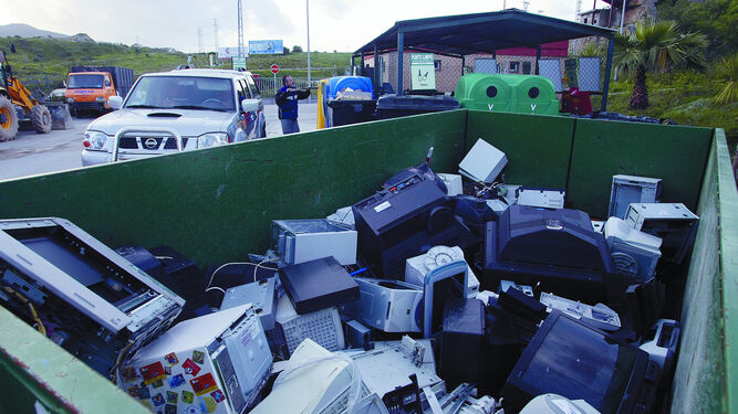 Residuos de aparatos eléctricos y electrónicos almacenados en un contenedor