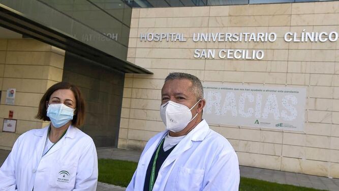 Los dos primeros sanitarios del SAS vacunados contra el coronavirus en Granada.