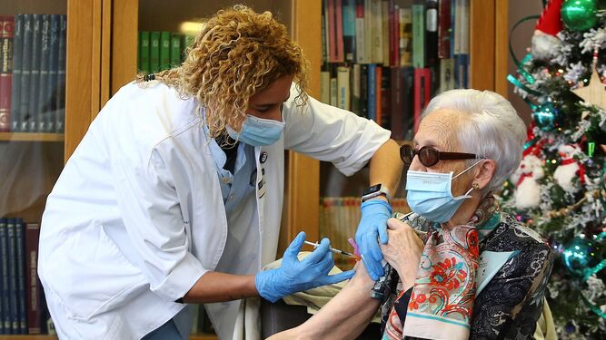 Bernardina Escudero, de 87 a&ntilde;os, la primera guipuzcoana en recibir la vacuna en el Pa&iacute;s Vasco.