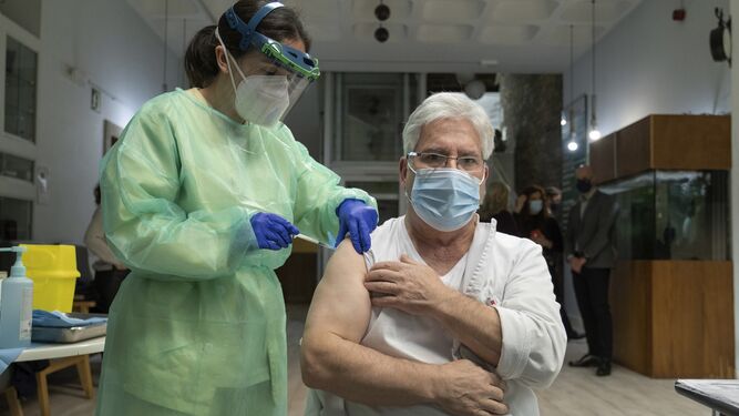Nieves Cabo, de 82 a&ntilde;os, la primera gallega que recibe la vacuna  conta el Covid, en la residencia Puerta del Camino