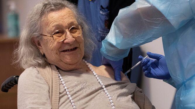 La primera vacunada en Baleares, Avelina Serrano, nacida en 1926, recibe una vacuna en su residencia de Palma