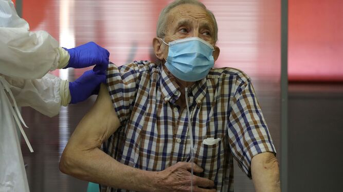 Nicanor es el primer hombre en vacunarse en la Comunidad de Madrid durante el primer d&iacute;a de vacunaci&oacute;n.