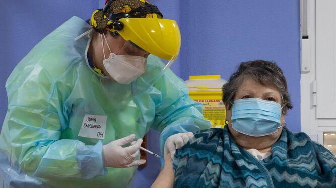 Josefa, de 83 a&ntilde;os, primera persona en ponerse la vacuna en la Regi&oacute;n de Murcia