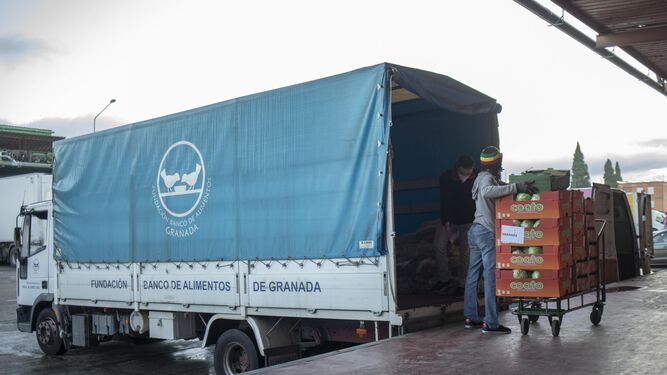El camión de la Fundación aguardando para ser llenado de alimentos antes del reparto diario