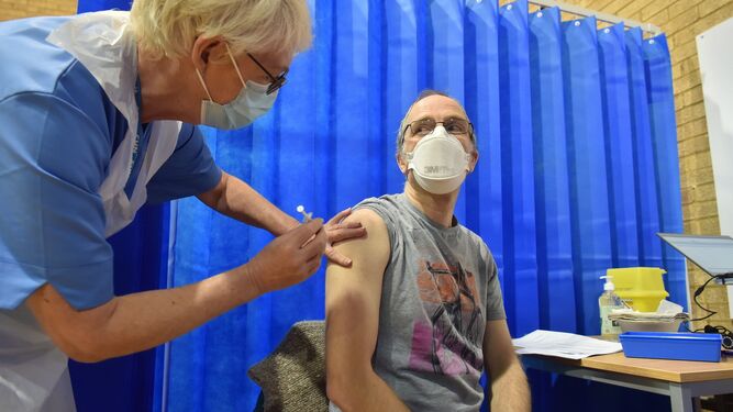 Vacunación de una persona en Cardiff, Reino Unido