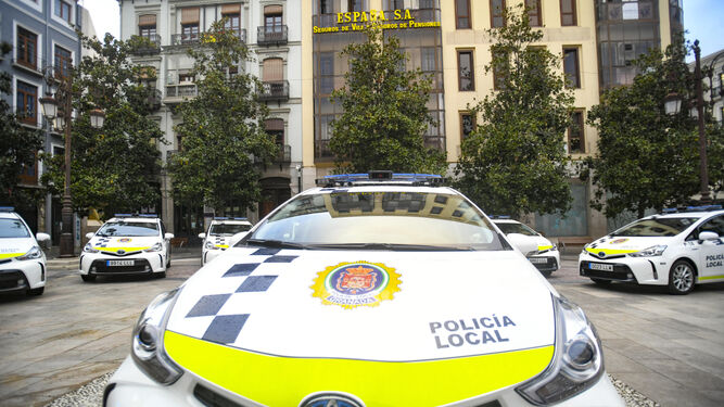 Fotos: los nuevos coches de la Polic&iacute;a Local de Granada, con desfibrilador