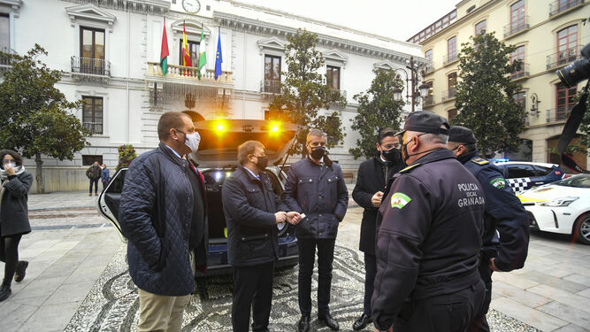 Fotos: los nuevos coches de la Polic&iacute;a Local de Granada, con desfibrilador